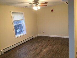 15 Park St in Essex, VT - Foto de edificio - Building Photo