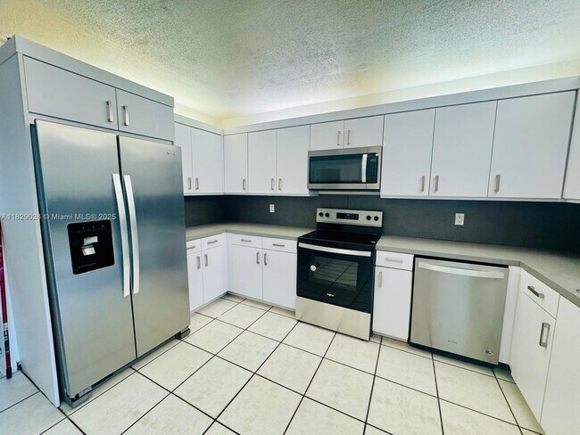 2051 NE 25th Ave in Pompano Beach, FL - Building Photo - Building Photo