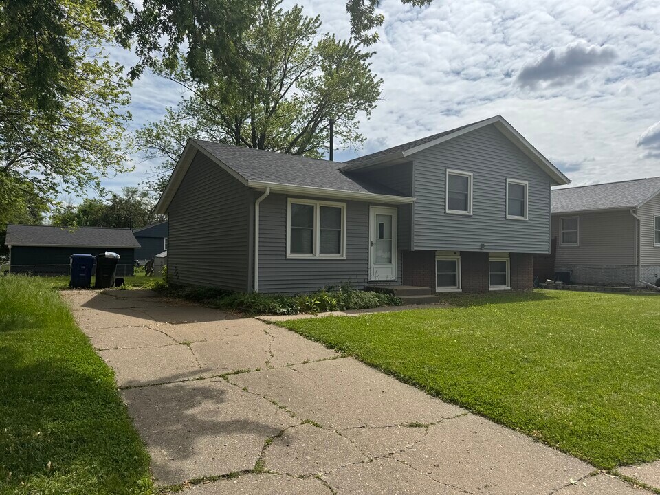 1841 Valley Dr in Davenport, IA - Building Photo