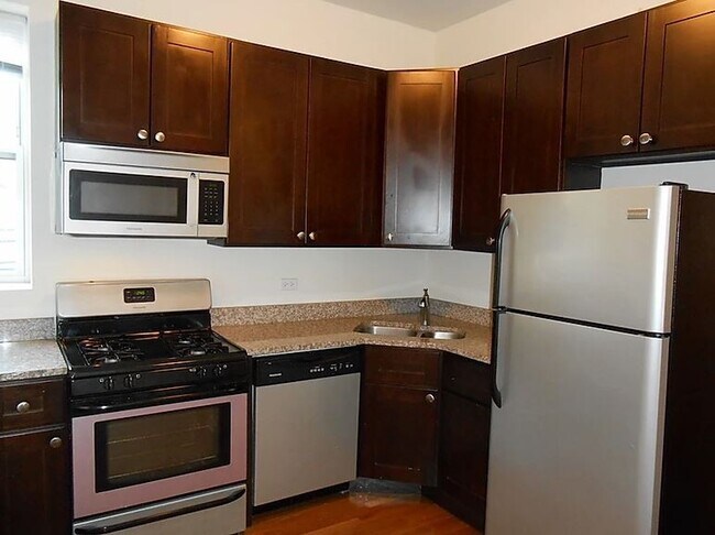 850 W Fletcher St, Unit 2R in Chicago, IL - Foto de edificio - Building Photo