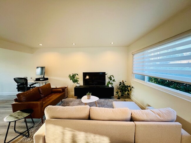 821 Valley Ave in Solana Beach, CA - Building Photo - Building Photo