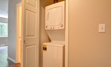 13400 Dumas Rd, Unit E4 in Mill Creek, WA - Building Photo - Building Photo