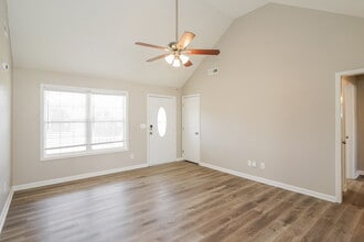 7017 Steen Blvd in Smyrna, TN - Foto de edificio - Building Photo