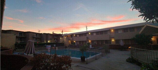Academy Pointe Apartment Homes in North Hollywood, CA - Foto de edificio - Building Photo