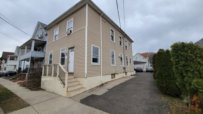 17 N Spring St in Meriden, CT - Building Photo - Building Photo