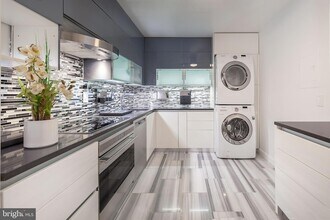 5902 Mt Eagle Dr, Unit 809 in Alexandria, VA - Foto de edificio - Building Photo