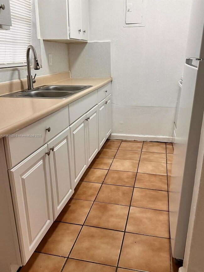 4090 NW 31st Terrace in Lauderdale Lakes, FL - Building Photo - Building Photo