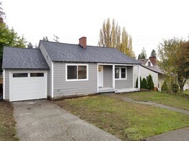 2413 S 121 Pl in Seattle, WA - Building Photo