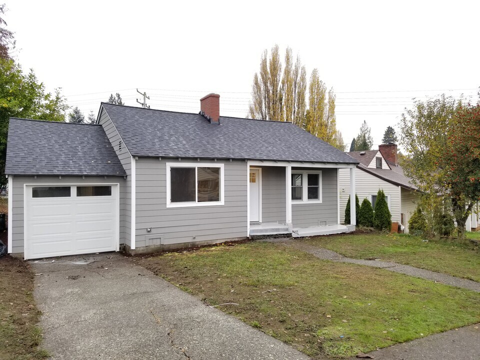 2413 S 121 Pl in Seattle, WA - Building Photo