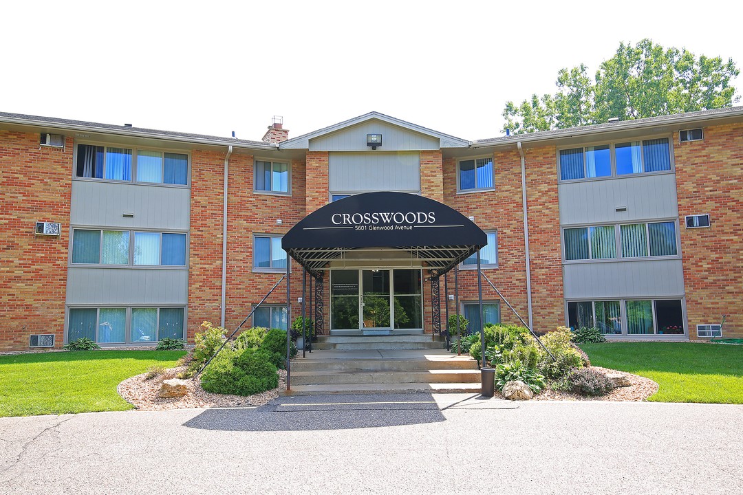 Crosswoods Apartments in Golden Valley, MN - Foto de edificio