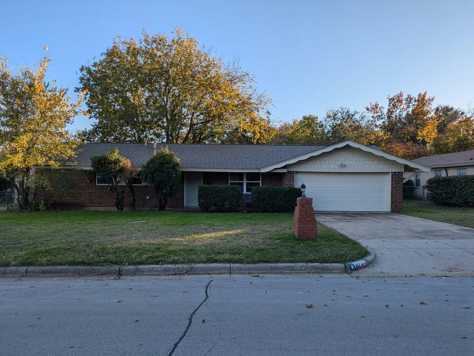 6744 Oliver Dr in Fort Worth, TX - Building Photo