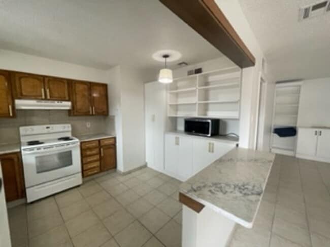 2101 Chilton Dr in Las Cruces, NM - Building Photo - Building Photo