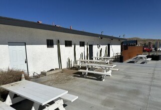 7428 Acoma Trl, Unit Acoma 2 in Yucca Valley, CA - Foto de edificio - Building Photo