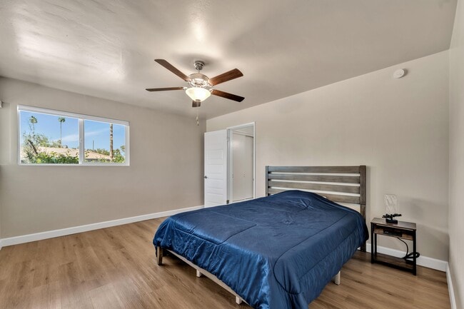 1701 W Hazelwood St in Phoenix, AZ - Foto de edificio - Building Photo