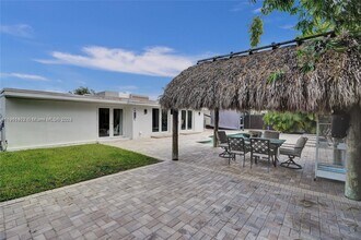 1910 N Hibiscus Dr in North Miami, FL - Building Photo - Building Photo