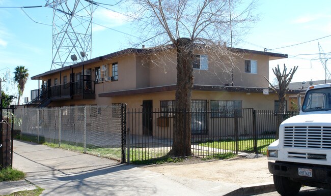 7326 Hinds Ave in North Hollywood, CA - Foto de edificio - Building Photo