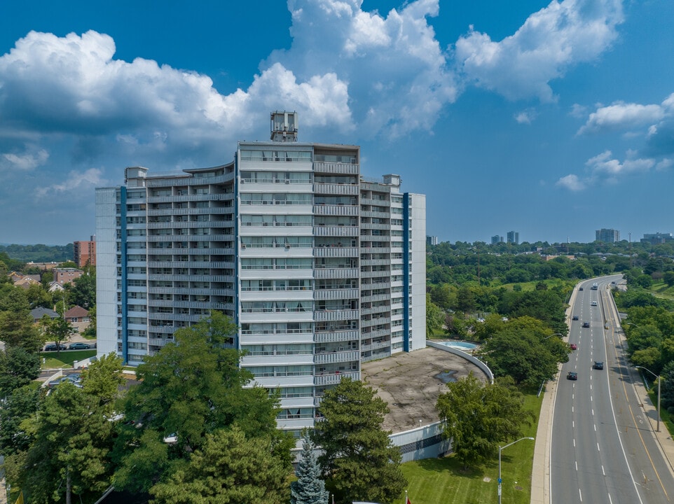 Beverly Hills Apartment in Hamilton, ON - Building Photo