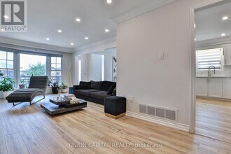 21 Avon Crescent in Vaughan, ON - Building Photo - Building Photo