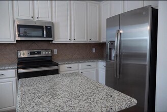 102 N Queenscliff Cir in Spring, TX - Building Photo - Building Photo