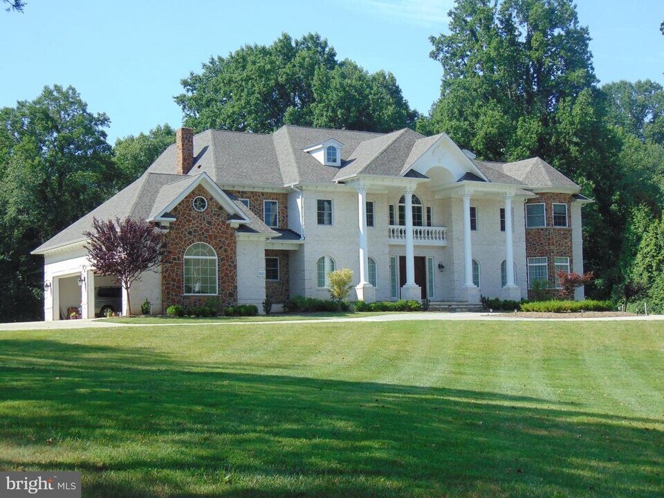 1027 Towlston Rd in McLean, VA - Building Photo