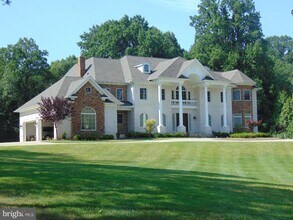 1027 Towlston Rd in McLean, VA - Foto de edificio - Building Photo