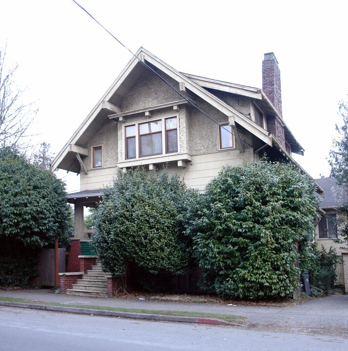 5038 20th Ave NE in Seattle, WA - Building Photo