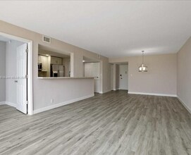 800 Parkview Dr in Hallandale Beach, FL - Building Photo - Building Photo