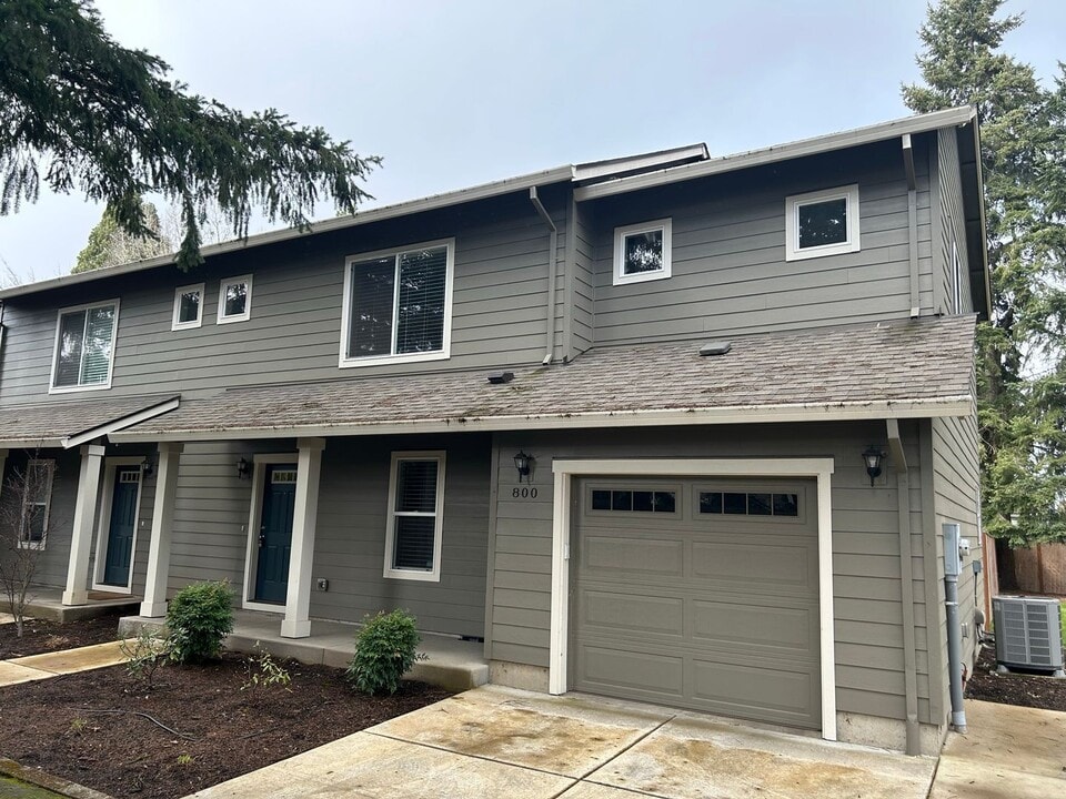 750 SE Davis St in McMinnville, OR - Foto de edificio