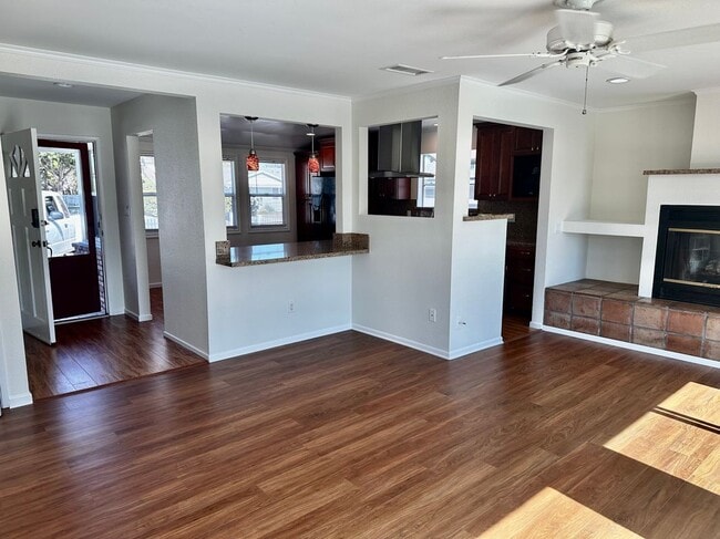 295 Redwood Ave in Ventura, CA - Building Photo - Building Photo