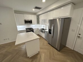 1119 Poinsettia Dr in West Hollywood, CA - Foto de edificio - Building Photo