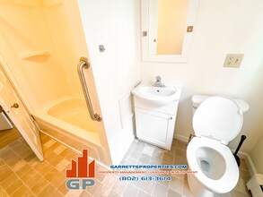 24 Steeple Pl, Unit 5 in St Johnsbury, VT - Building Photo - Building Photo