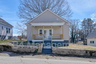 555 W Peachtree St in Woodruff, SC - Building Photo