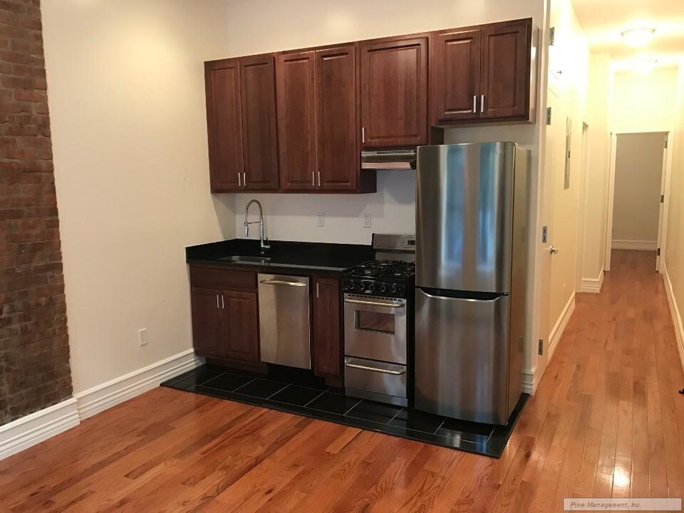 48-48 48th St in Queens, NY - Building Photo