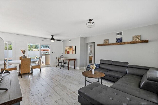 10132 4th St E in Treasure Island, FL - Building Photo - Building Photo