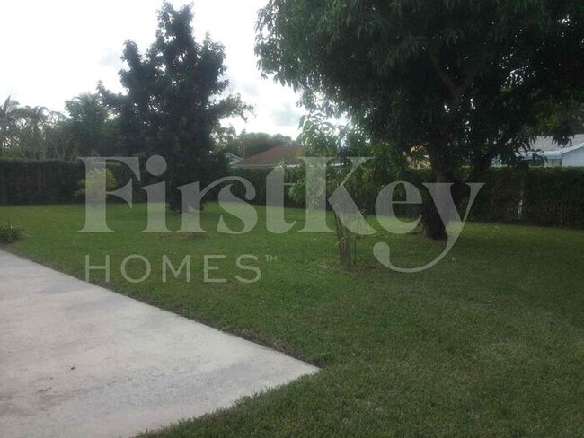 197 Martin Cir in Royal Palm Beach, FL - Building Photo - Building Photo