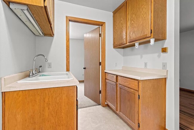 1212 S Oakland Ave in Green Bay, WI - Foto de edificio - Building Photo