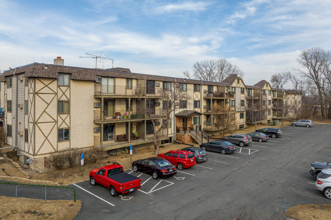 Sunrise Bay Condominiums in Minneapolis, MN - Building Photo