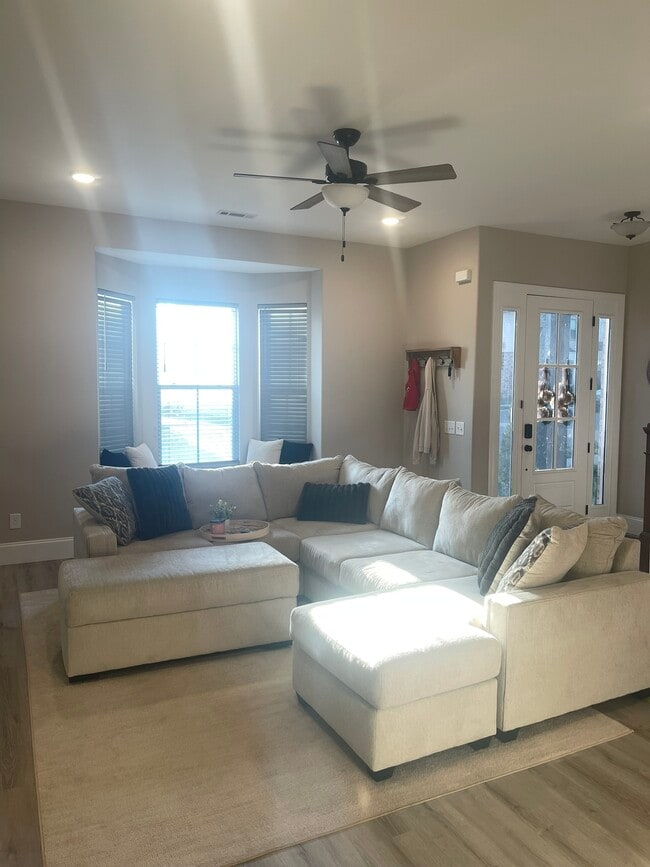 126 Oasis Dr in La Vergne, TN - Building Photo - Building Photo