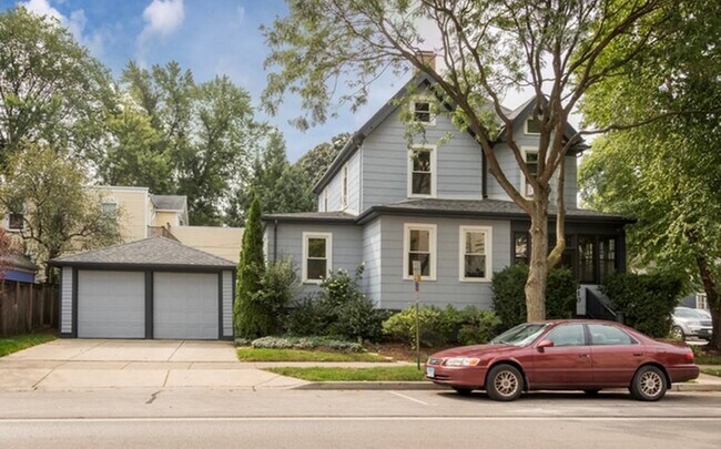 910 Lake St in Evanston, IL - Building Photo - Building Photo