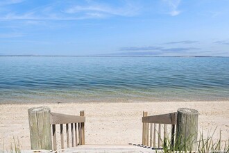 14 Peconic Crescent in Southampton, NY - Building Photo - Building Photo