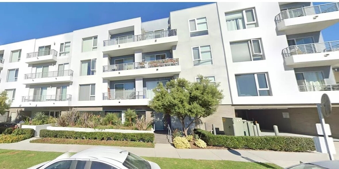 7857 W Manchester Ave, Unit 101 in Playa Del Rey, CA - Building Photo