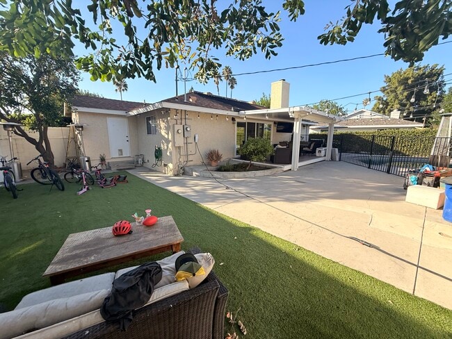6424 Penfield Ave in Woodland Hills, CA - Building Photo - Building Photo