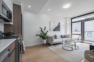 11-52 44th Dr in Queens, NY - Building Photo - Building Photo