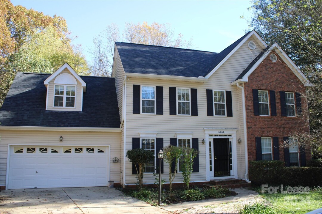 8700 Holly Creek Ct in Charlotte, NC - Foto de edificio