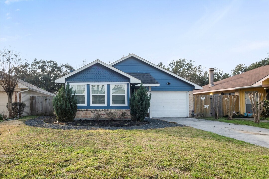9327 Golden Sunshine Dr in Houston, TX - Building Photo