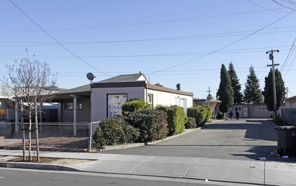 393 Berry Ave in Hayward, CA - Building Photo