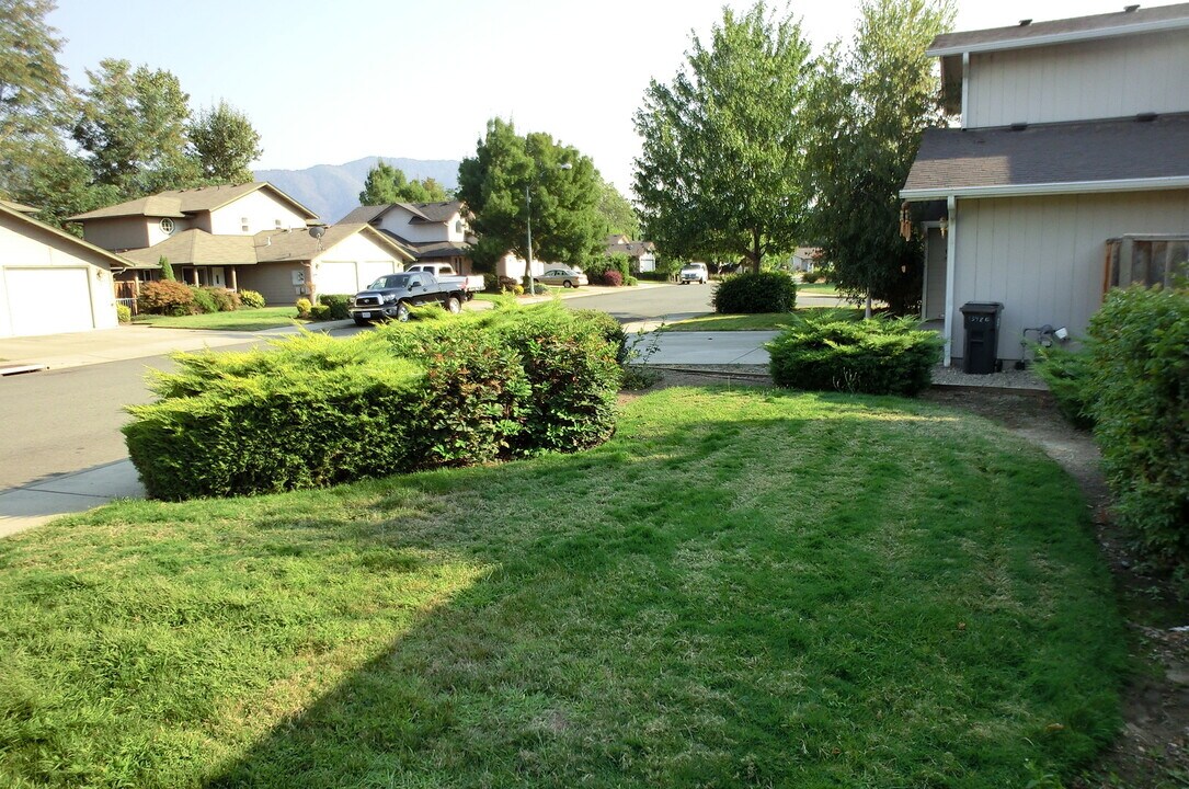 1338 Golden Park Dr in Grants Pass, OR - Foto de edificio