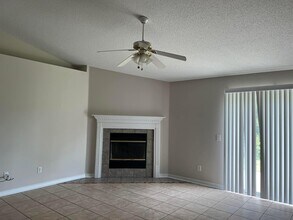 326 Tislow Dr in Crestview, FL - Foto de edificio - Building Photo