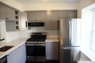 1306 Commons at Kingswood Dr in East Brunswick, NJ - Building Photo - Building Photo