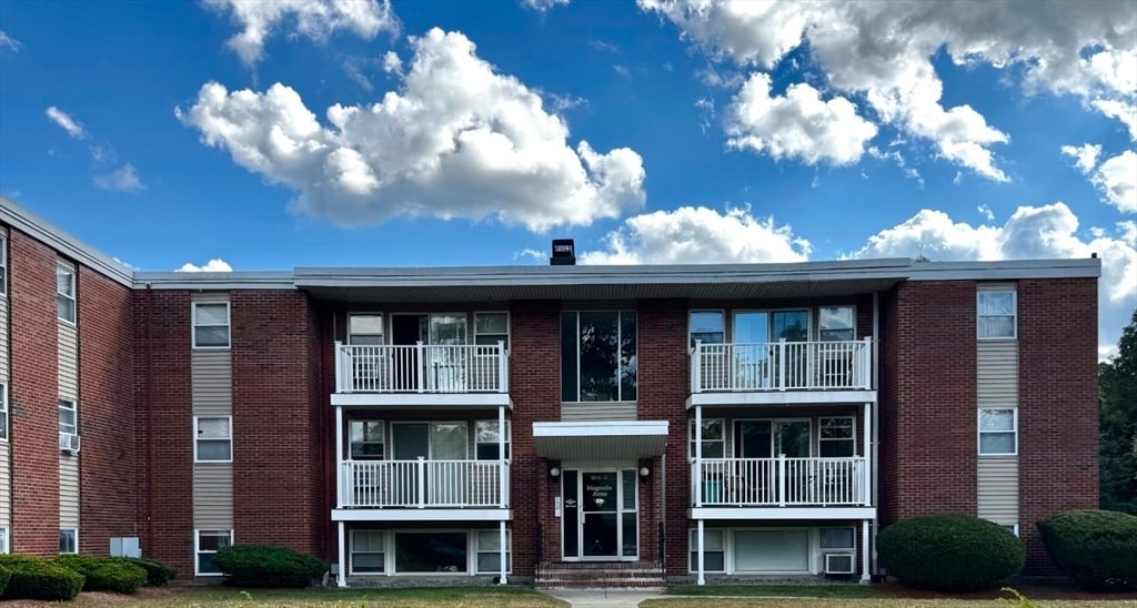 30 Worthen St in Chelmsford, MA - Building Photo